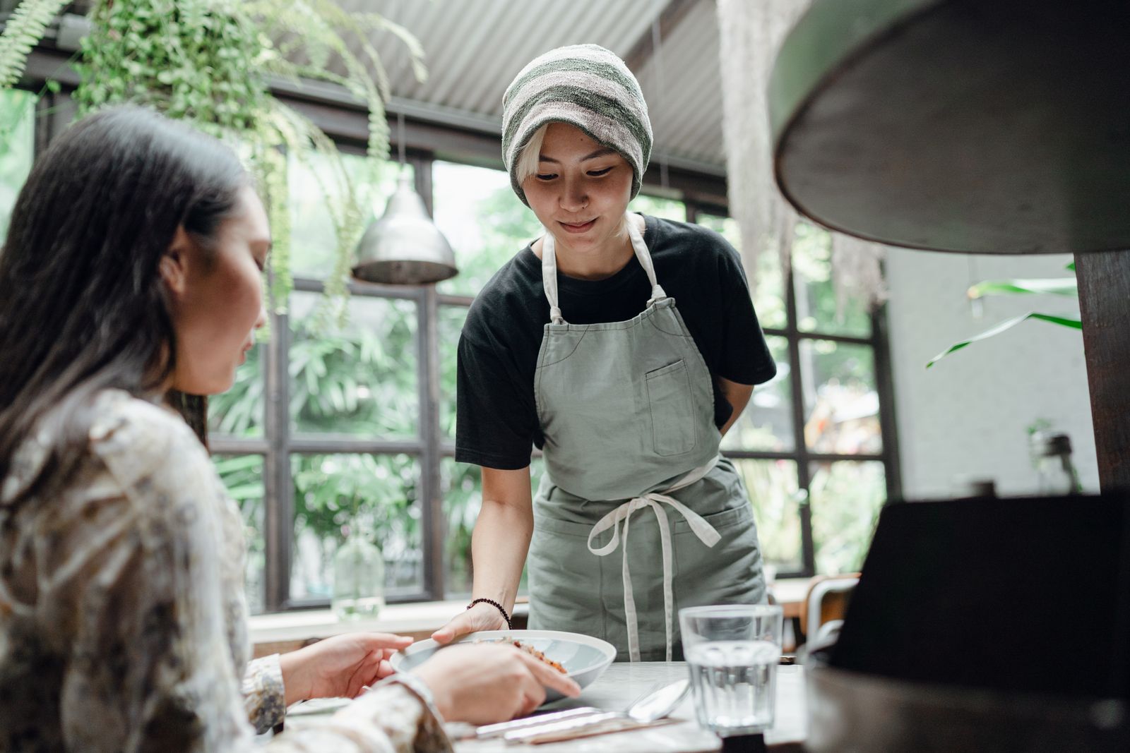 Garçonete servindo cliente em restaurante